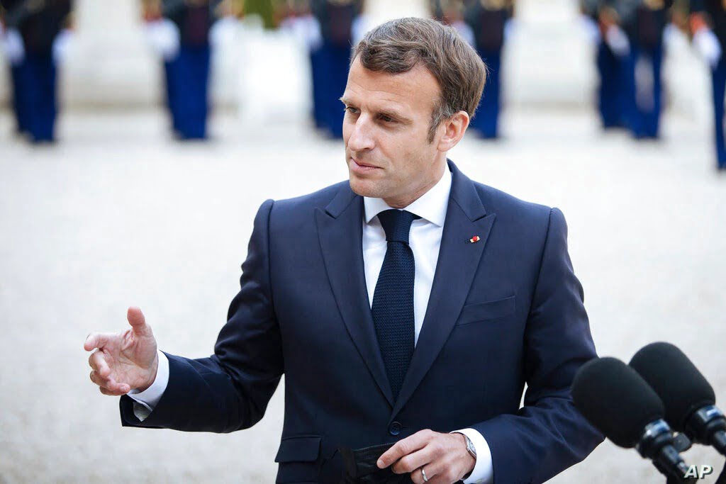 El presidente Macron revive la tradición de saludar de beso en la mejilla