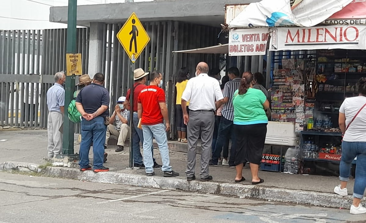 Por cambio de semáforo impiden que derechohabientes entren al ISSSTE; los obligan a esperar afuera