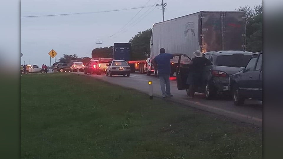 Ejidatarios de Altamira bloquean carretera en protesta por falta de luz