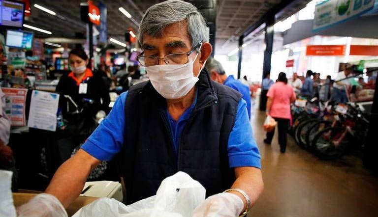 Adultos mayores ya no podrán trabajar en tiendas como “cerillitos”