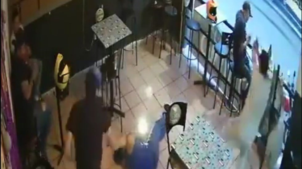 Sujetos armados disparan a clientes en bar de Morelos; uno murió