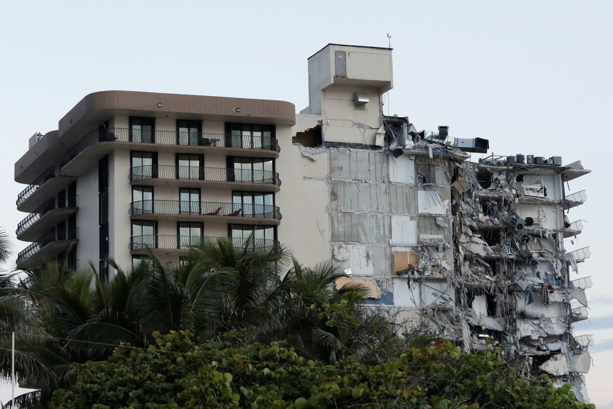 Al menos un muerto al derrumbarse edificio de apartamentos en Miami