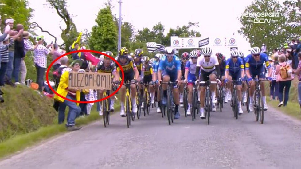 Aficionada provoca caída de ciclistas en Tour de Francia