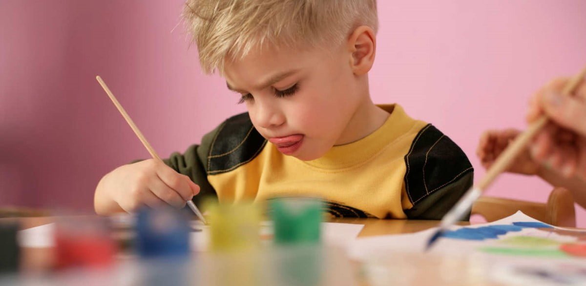 ¿Por qué los niños sacan la lengua al hacer actividades? Esta es la explicación científica
