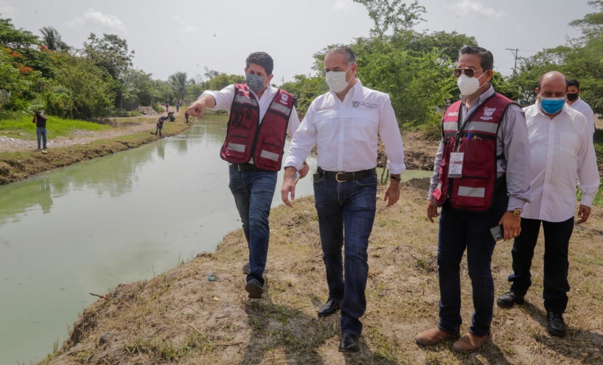 Ardua limpieza y desazolve de canales en Ciudad Madero