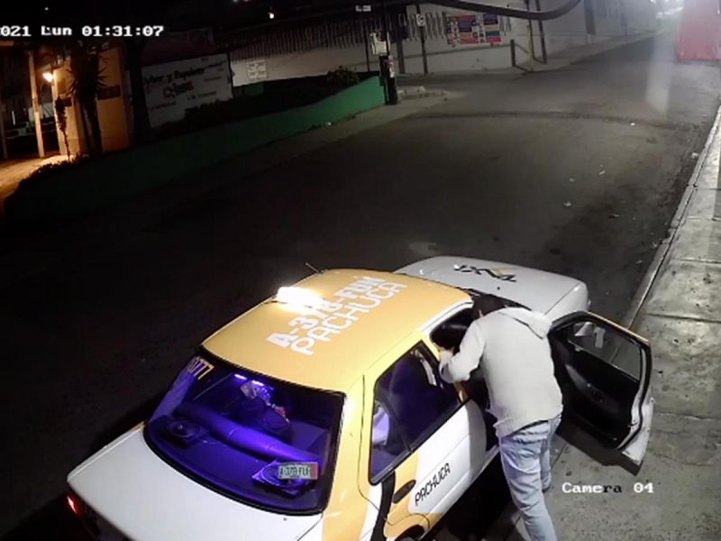 Taxista da brutal golpiza a mujer, la jala del cabello y la arrastra; exigen justicia