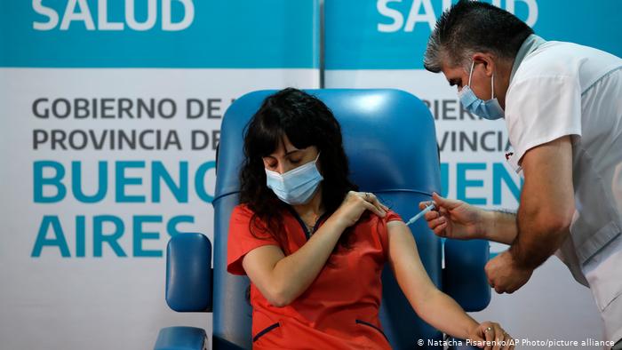 Argentina prueba mezcla de Sputnik V con AstraZeneca y Sinopharm