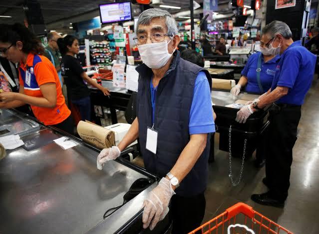 Abuelitos que ya fueron vacunados buscan incorporarse a la vida laboral como empacadores