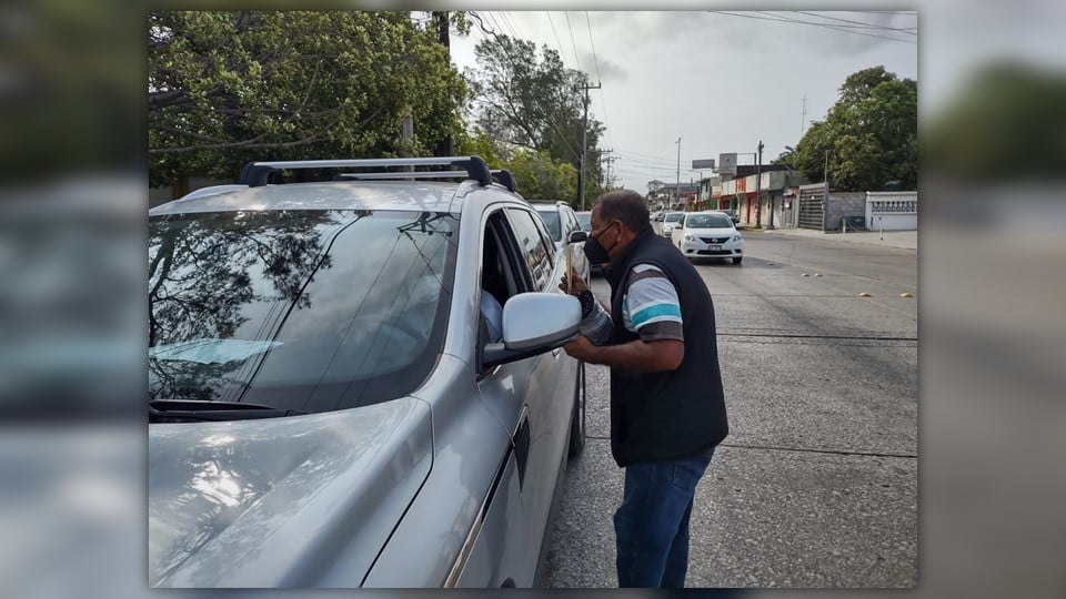Vende plumas para pagar trasplante de riñón de su hijo de 12 años