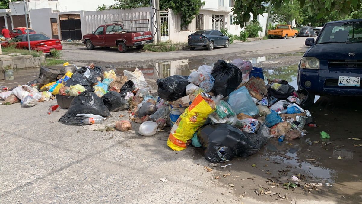 Vecinos de la Col. México viven entre aguas negras y basura acumulada