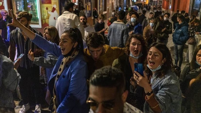 Por andar de fiesta y en antros, jóvenes se contagian de COVID19
