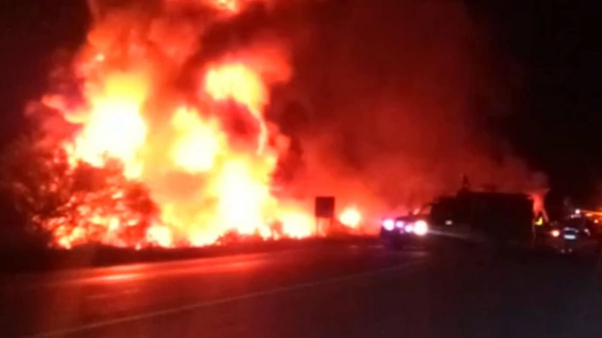 Choque y explosión de pipas deja 3 muertos y cierre de la carretera Victoria-Matamoros