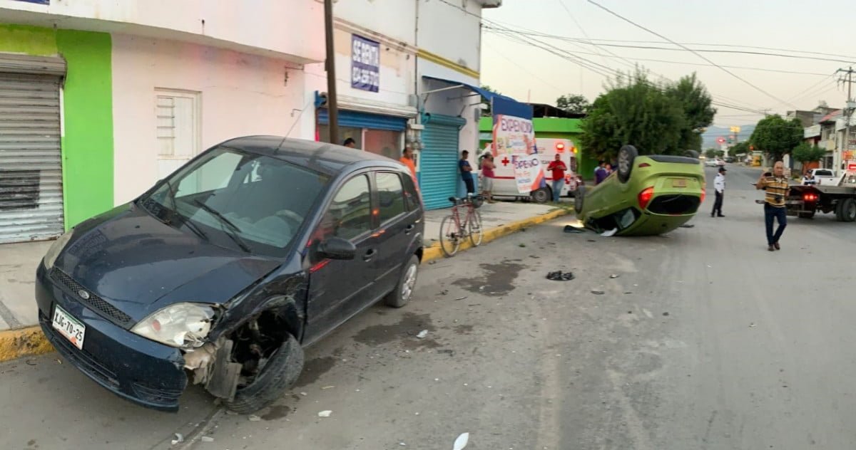 Ebrio conductor vuelca y se salva de morir en Victoria
