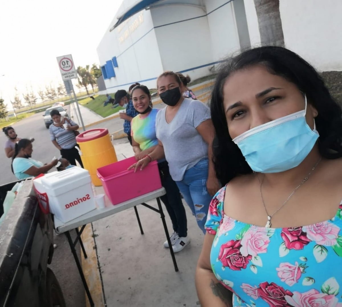 Llevan apoyo a familiares de enfermos en el Torre Cantú de Altamira