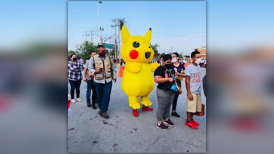 Asiste pikachu a vacunarse contra Covid en Nuevo Laredo