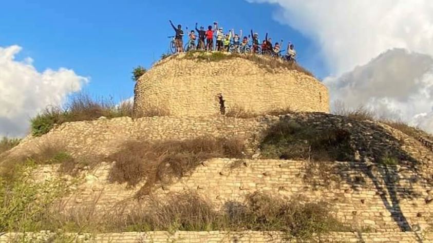 Ciclistas causan daños a pirámide de Tula