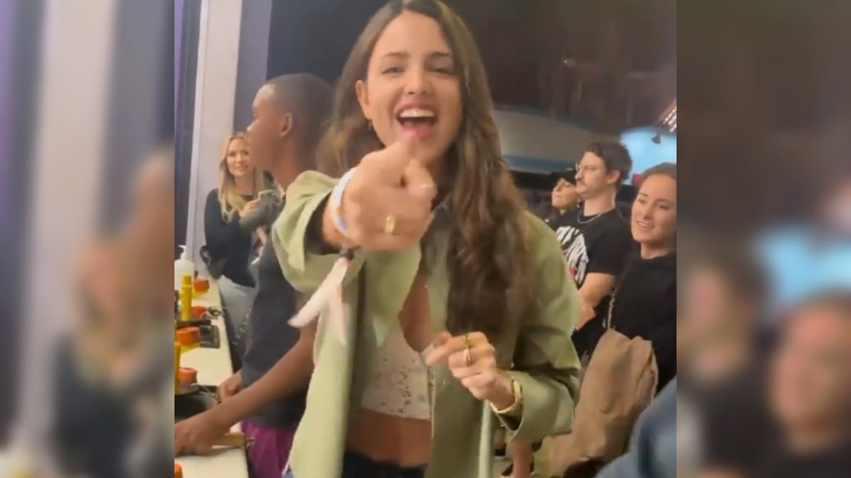 Eiza González se sube a la montaña rusa y casi se le escapan sus encantos