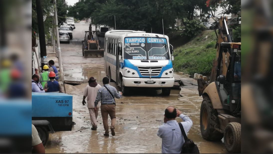 Autobús con pasajeros cae a socavón en Tampico 