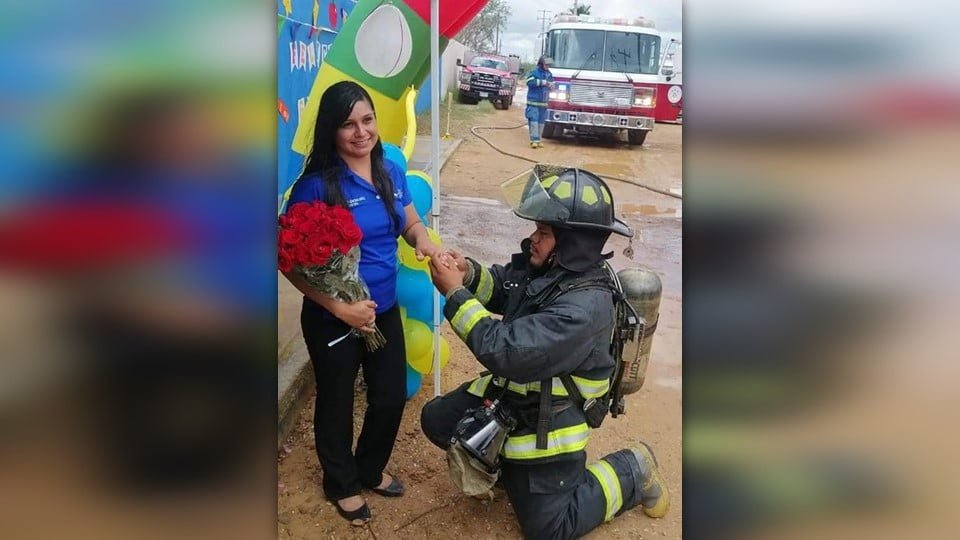 Bombero de Nuevo Laredo pide matrimonio a maestra durante caravana de graduación