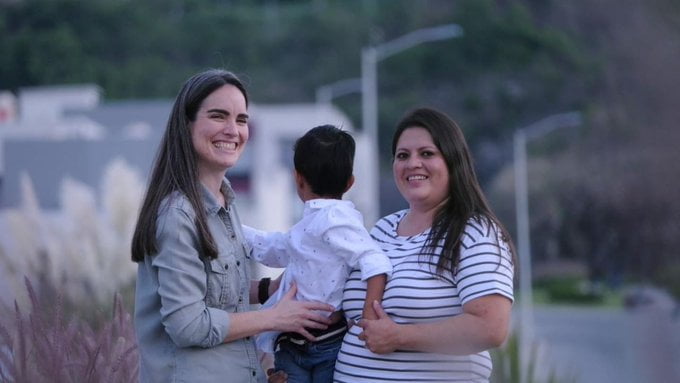 Pareja homoparental adopta por primera vez a un menor de edad en Jalisco