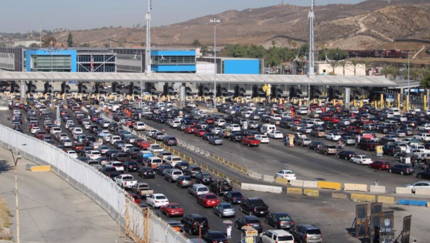 Extienden cierre de frontera a actividades no esenciales un mes