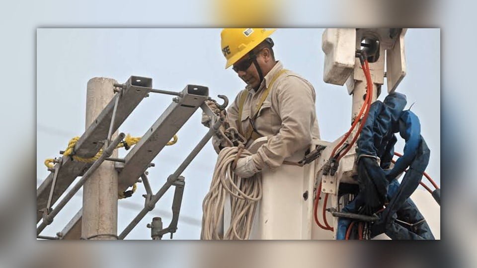 Construye municipio de Nuevo Laredo red eléctrica en la colonia Daniel Hernández
