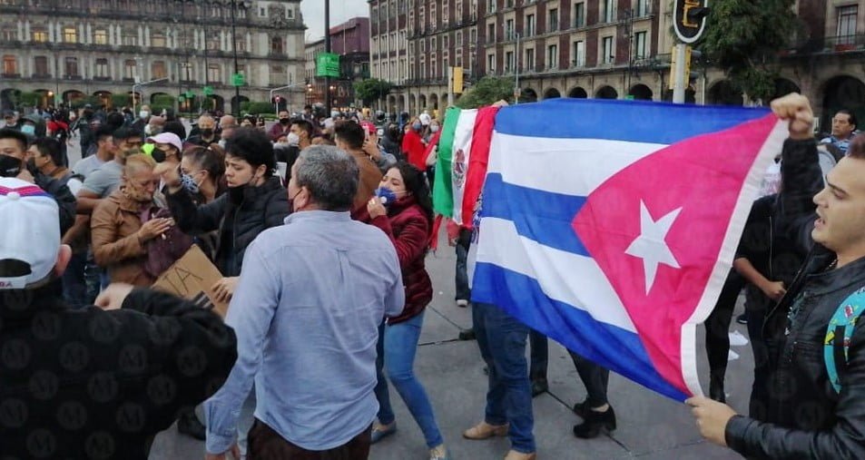 Se registra riña en el Zócalo capitalino ante protestas a favor de Cuba