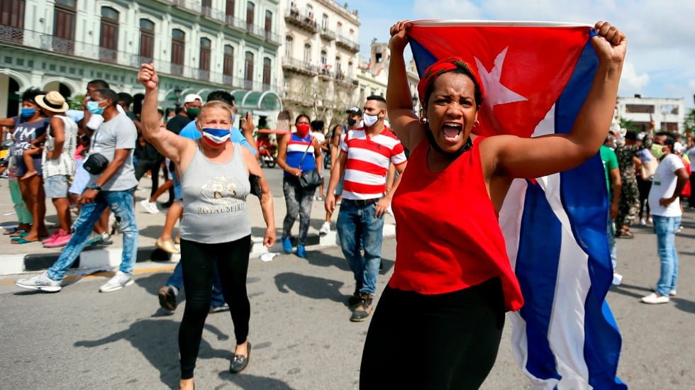 Miles de cubanos toman las calles en protesta al grito de ¡libertad!