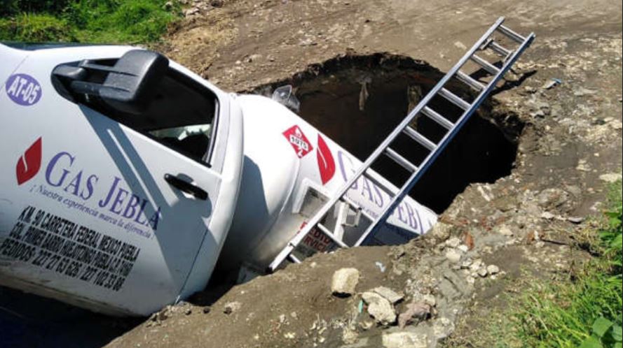 Nuevo socavón en Puebla; se “tragó” una pipa 