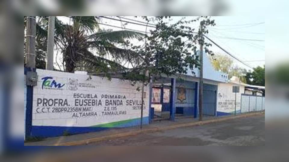 Padres de familia se amparan contra escuelas de Altamira que les condicionan entrega de documentos