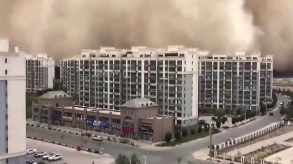 Impresionante tormenta de arena “devora” ciudad en China