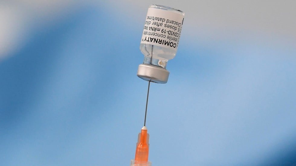 Tercera dosis puede mejorar protección contra variante delta: Pfizer