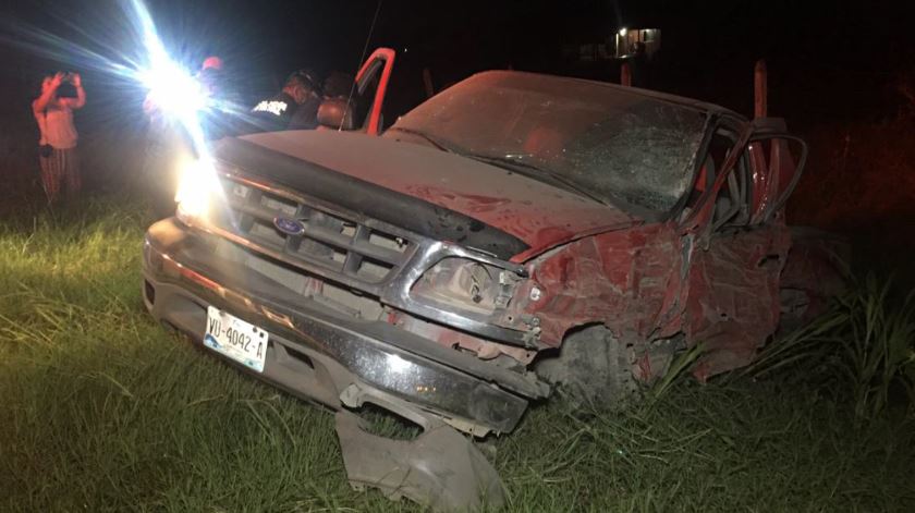 Choque con volcadura en carretera deja una persona lesionada 
