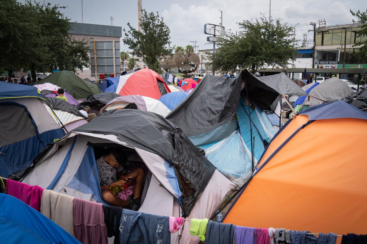 Campamento de migrantes al limite