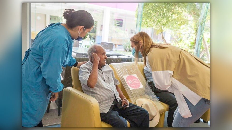 Entrega Mariana Gómez prótesis de extremidades y dentales a personas en situación vulnerable