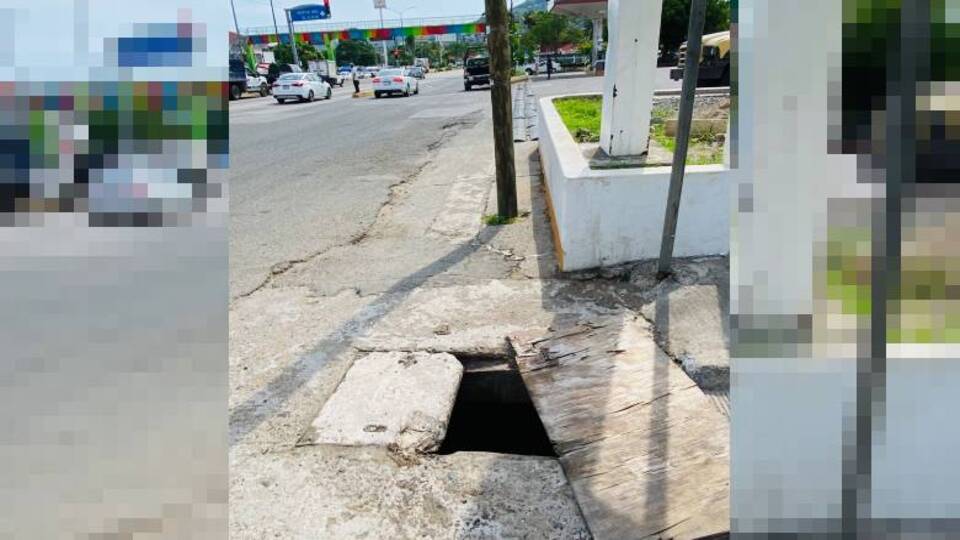 Muere mujer frente a su propia casa, al caer a alcantarilla