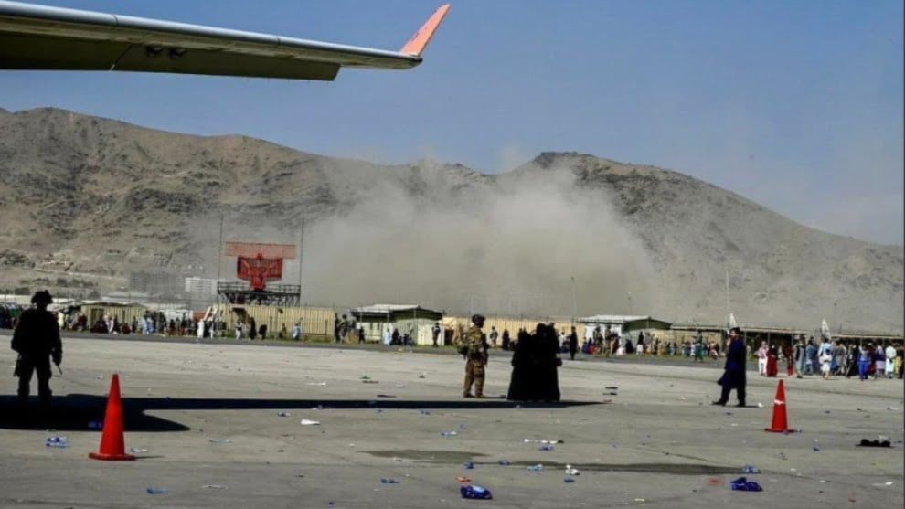 Confirma EU explosión afuera del aeropuerto de Kabul