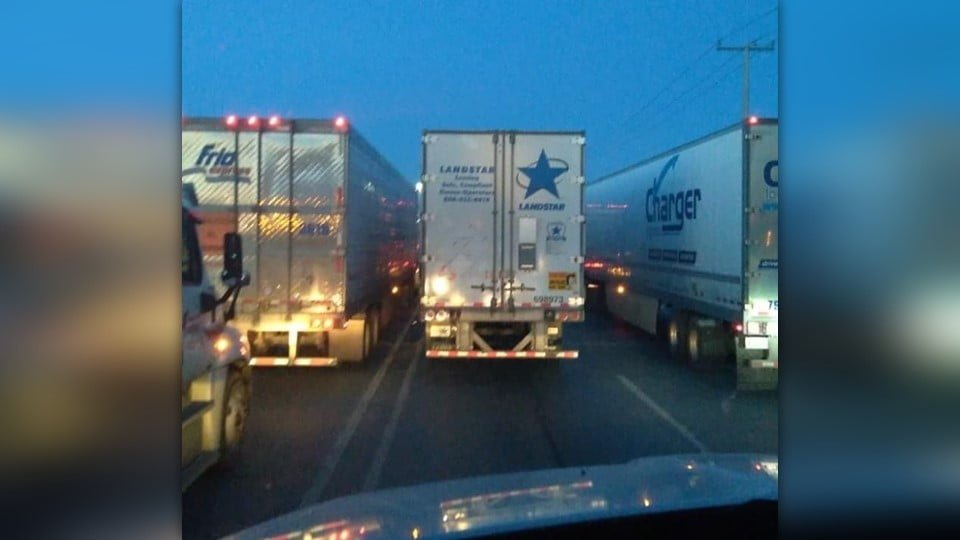 Caos vial por caída del sistema de Aduana en dos Laredos