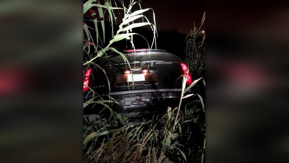 Se arrojan con camioneta al río para no ser detenidos en #Laredo