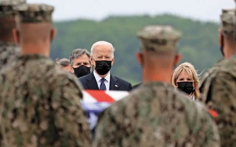 Recibe Biden restos de 13 militares caídos en Kabul