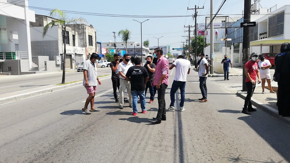 Choferes de Uber y Didi bloquean avenida Hidalgo en Tampico; exigen un acuerdo