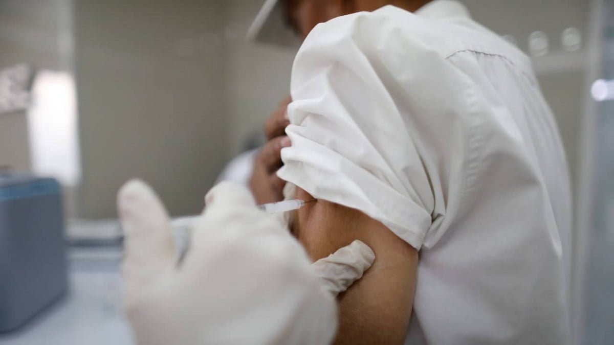 Enfermera habría inyectado solución salina en lugar de vacuna covid; ya investigan