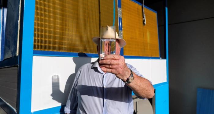 Ingeniero crea máquina que genera agua potable con aire