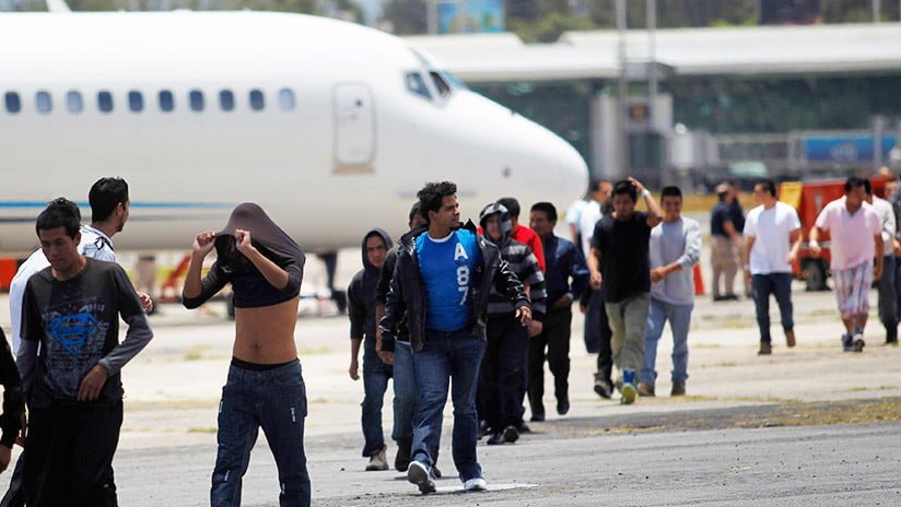 EUA manda indocumentados en avión al interior de México, para que no regresen