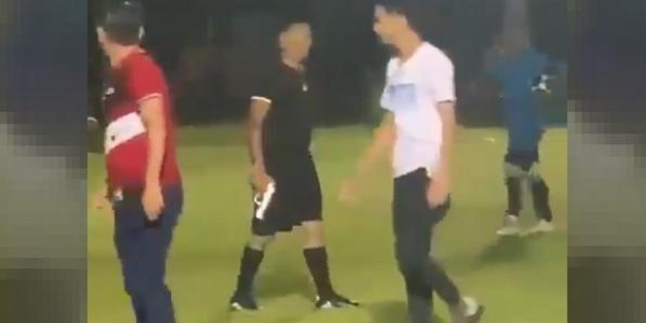 Pretendían linchar a un árbitro de fútbol en Honduras y este les sacó una pistola