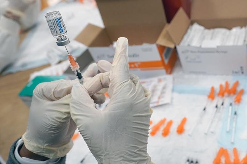 FDA da aprobación total a vacuna de Pfizer; podrá aplicarse a partir de los 16 años