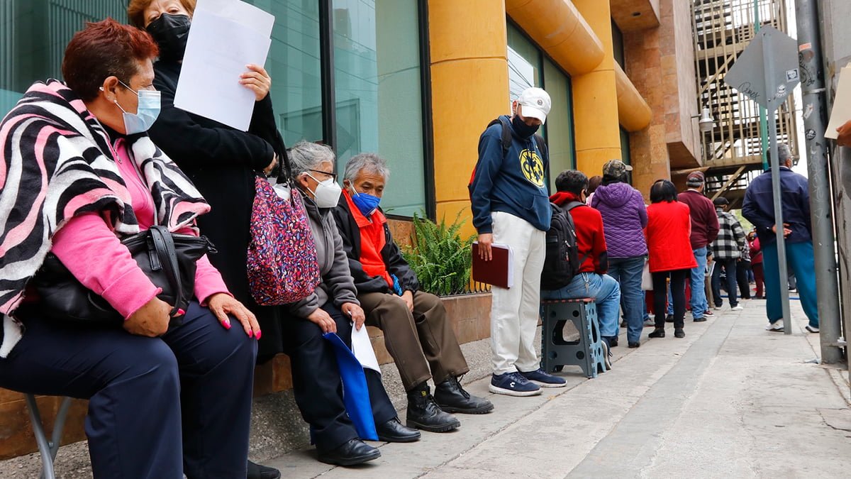 Piden a familiares no dejar solos a adultos mayores en filas para registro del 65 y mas