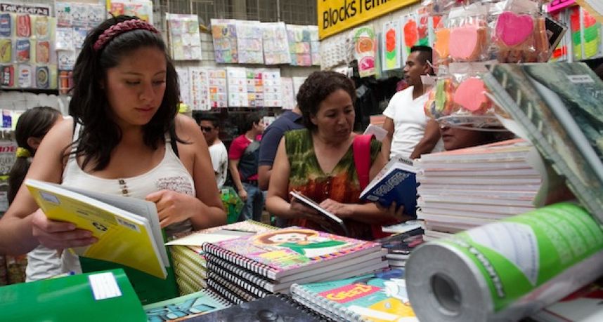 Padres de familia se endeudan para el regreso a clases