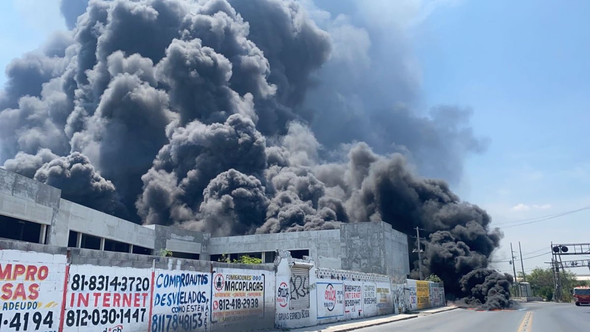 Fuerte incendio en la empresa Protexa en Santa Catarina, Nuevo Leon