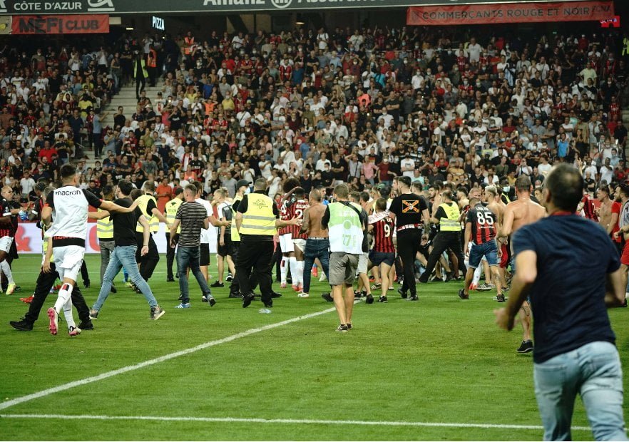 Aficionados del Niza entran a la cancha y golpean a jugadores de Olympique de Marsella